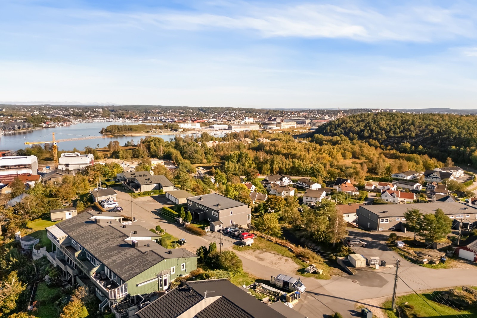 Boligen ligger flott til i terrenget med ca. 10 min. kjøring til Fredrikstad sentrum. Galleribilde