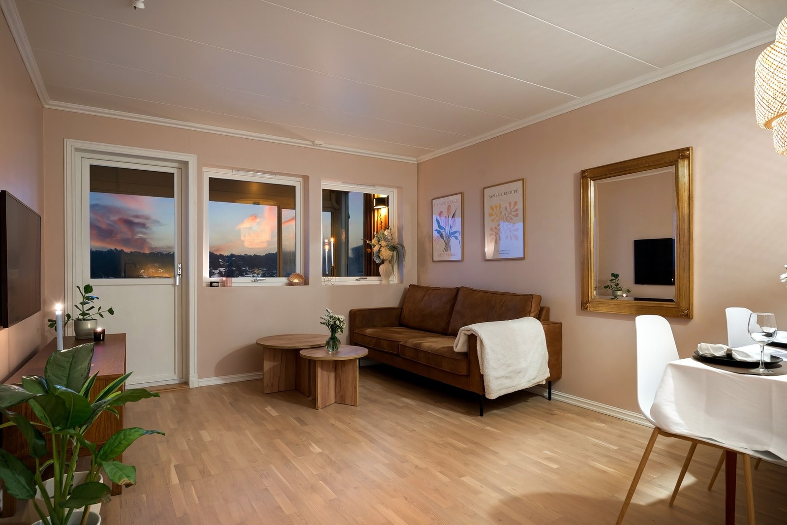 Store vindusflater som slipper inn rikelig med naturlig lys. Galleribilde