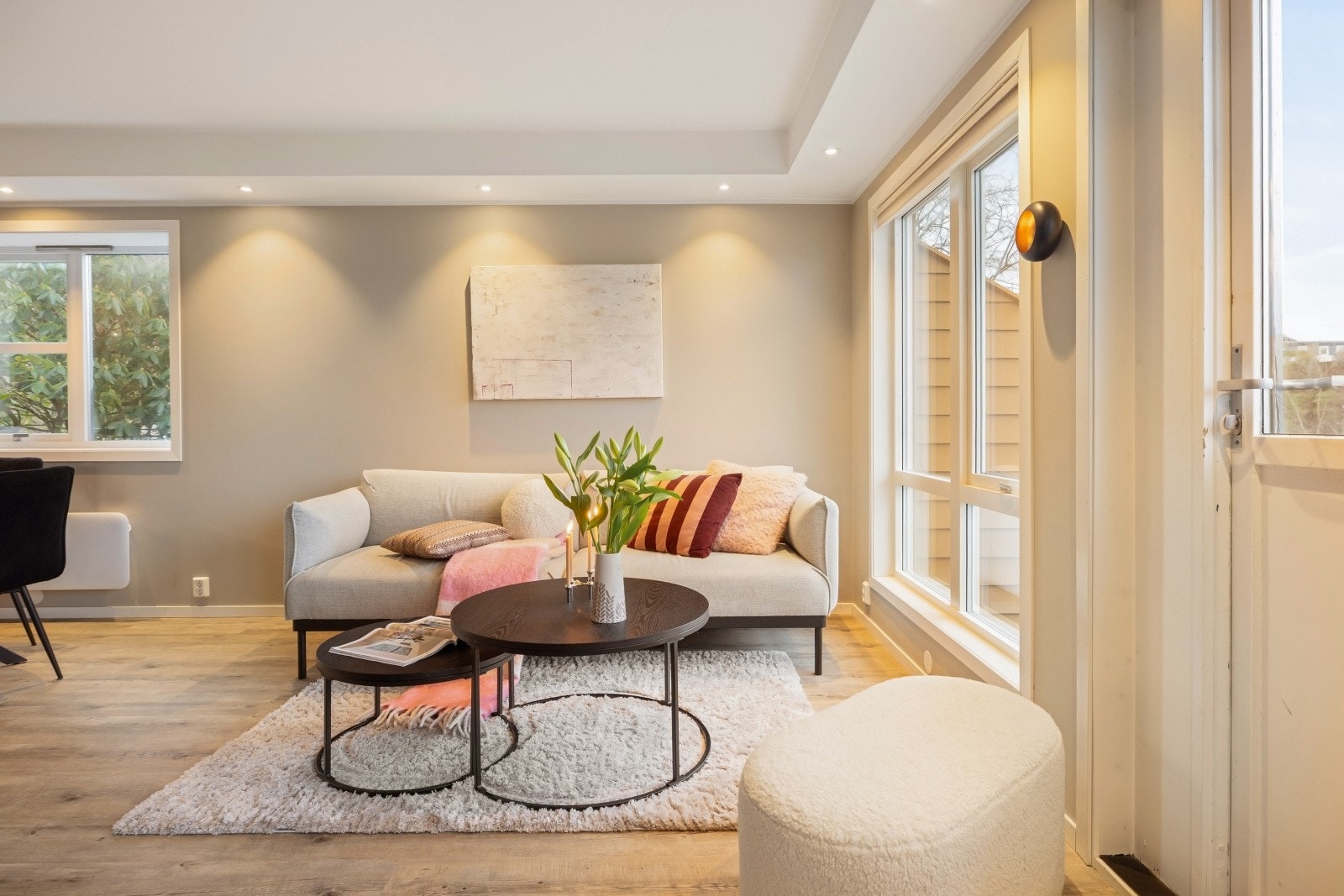 Det er spotlights i himling. Galleribilde