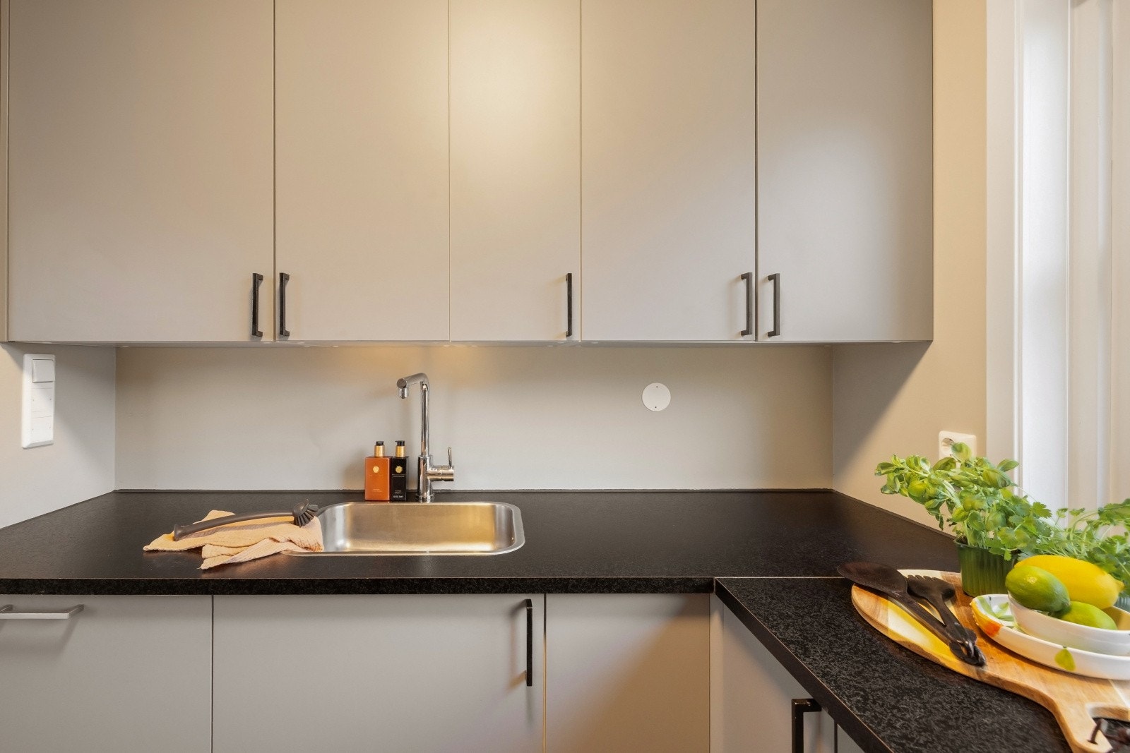 God skap- og benkeplass. Galleribilde