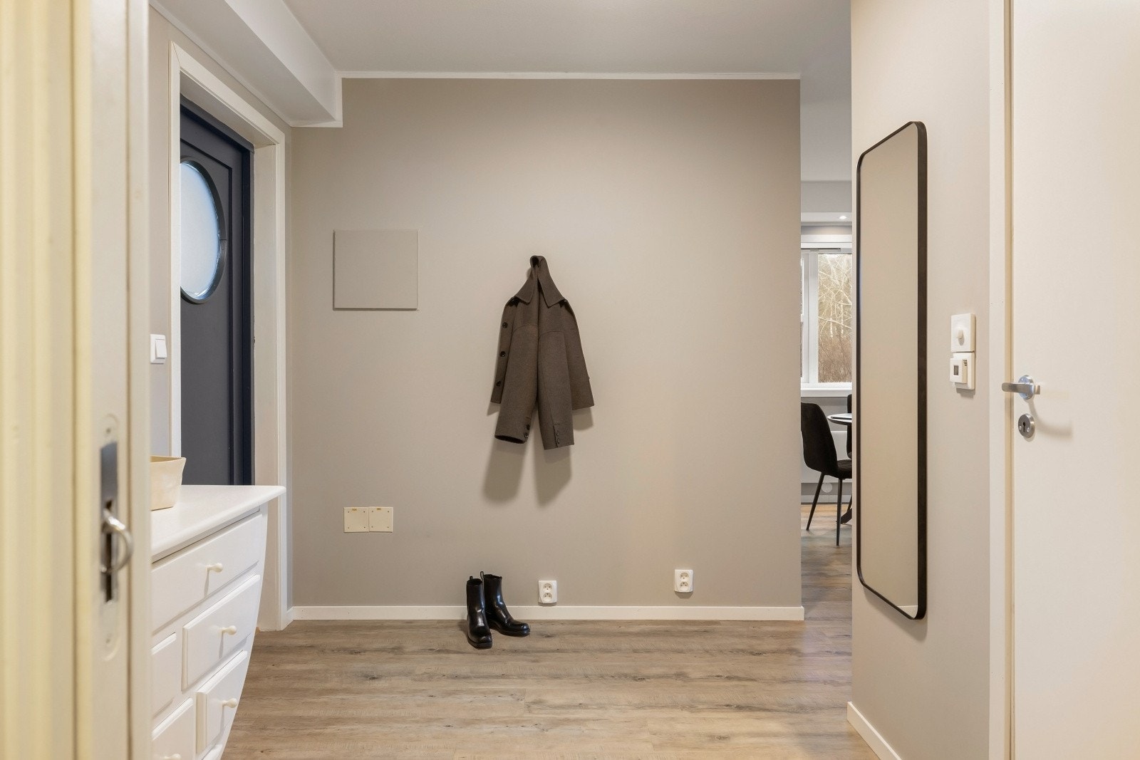 Romslig gang med god plass til å oppbevare yttertøy. Galleribilde