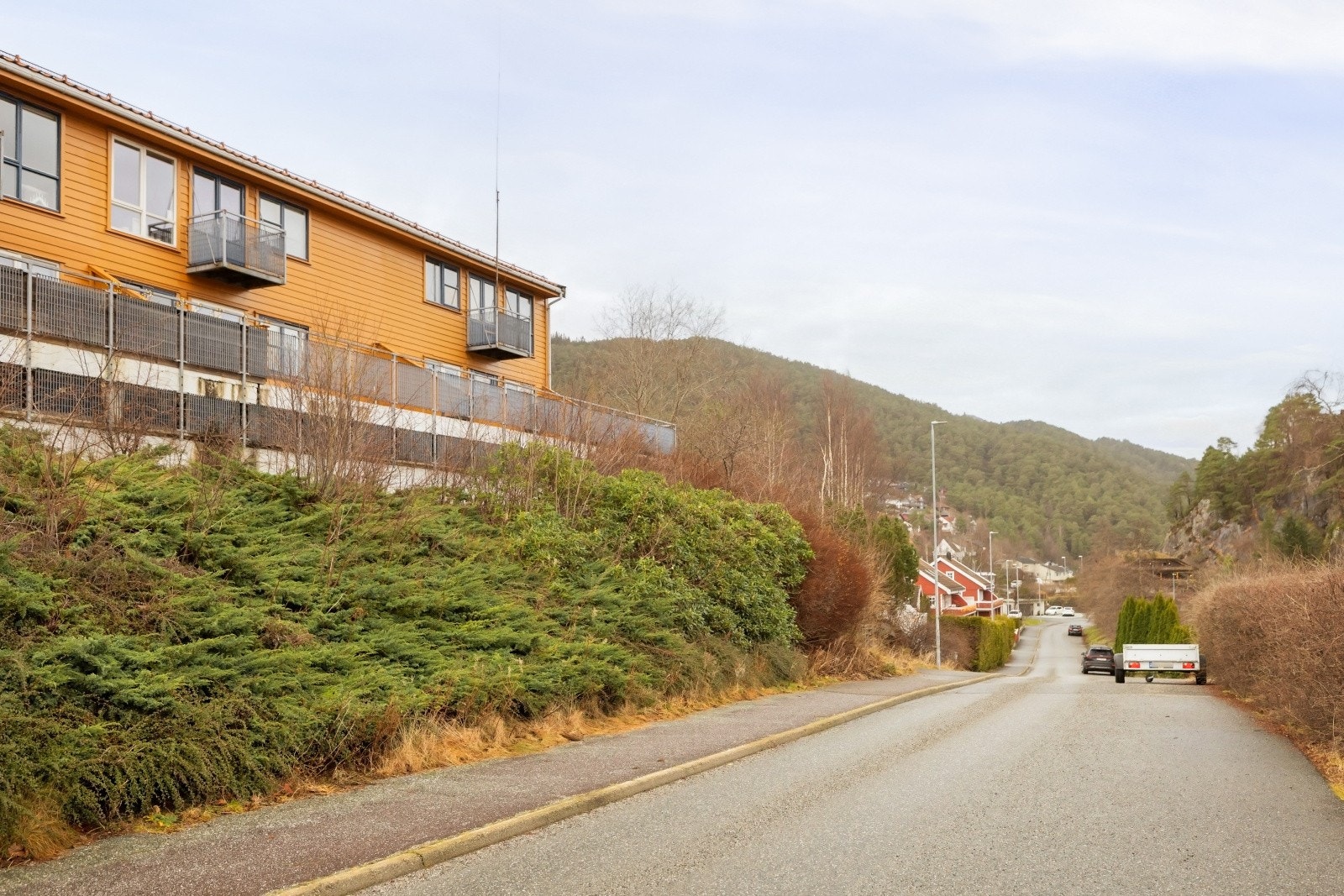 Det er ca 5. minutter å gå til nærmeste busstopp. Galleribilde