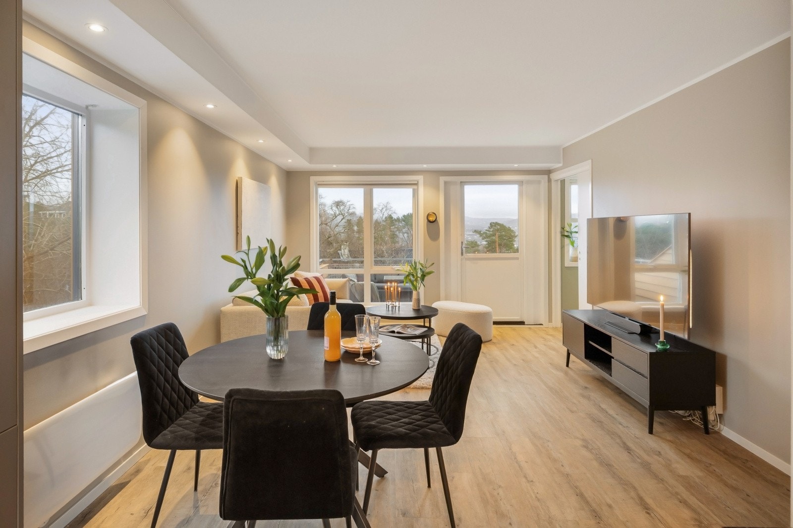 Lys og luftig stue med en moderne fargepalett. Galleribilde