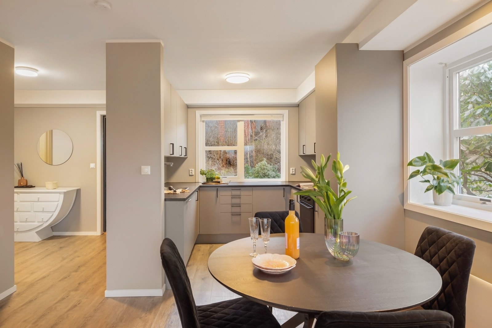 Kjøkkenet ligger i en åpen løsning mot stuen. Galleribilde