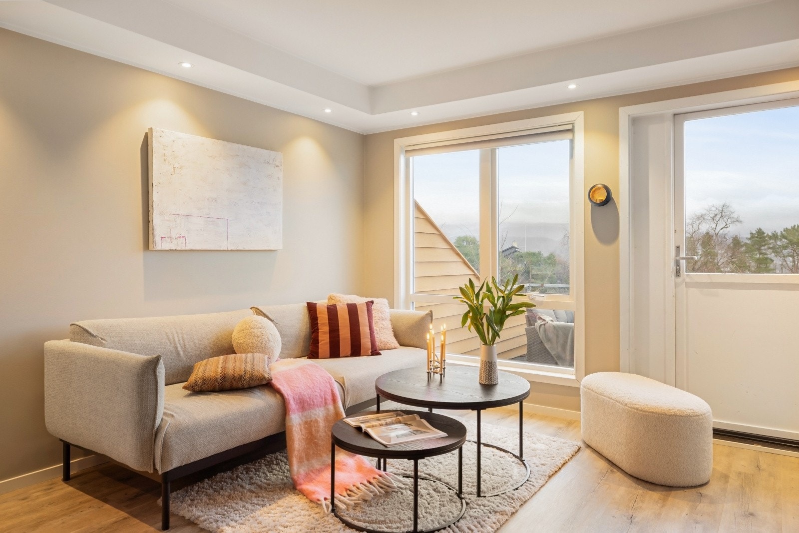 Det er store vindusflater som slipper inn godt med dagslys. Galleribilde