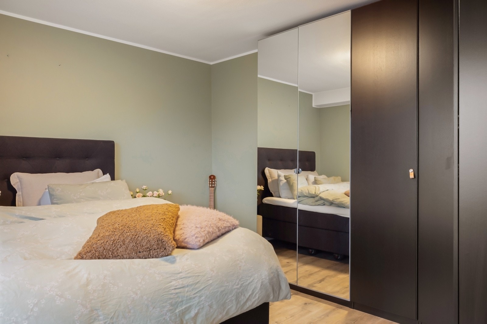 God plass til både dobbeltseng og garderobeskap. Galleribilde