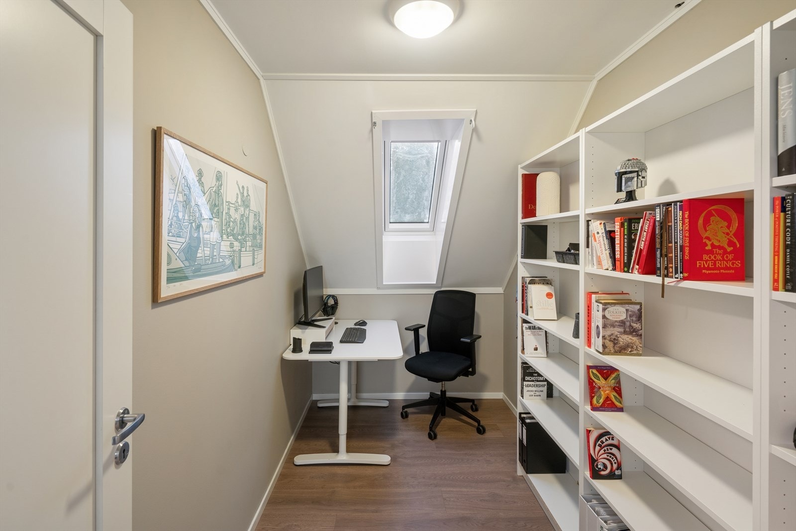 Bod andre etasje benyttes som kontor. Her er det mulighet for innredning av bad nr 2, da røropplegg ligger klart i vegg. (se punkt ferdigattest). Galleribilde