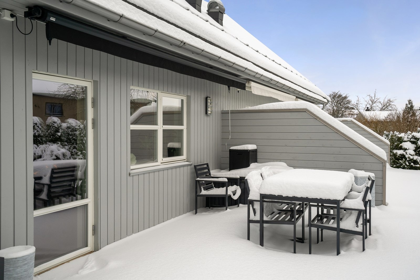 Her kan godværsdagene nytes, og markisen sørger for le om sola blir for intens. Galleribilde