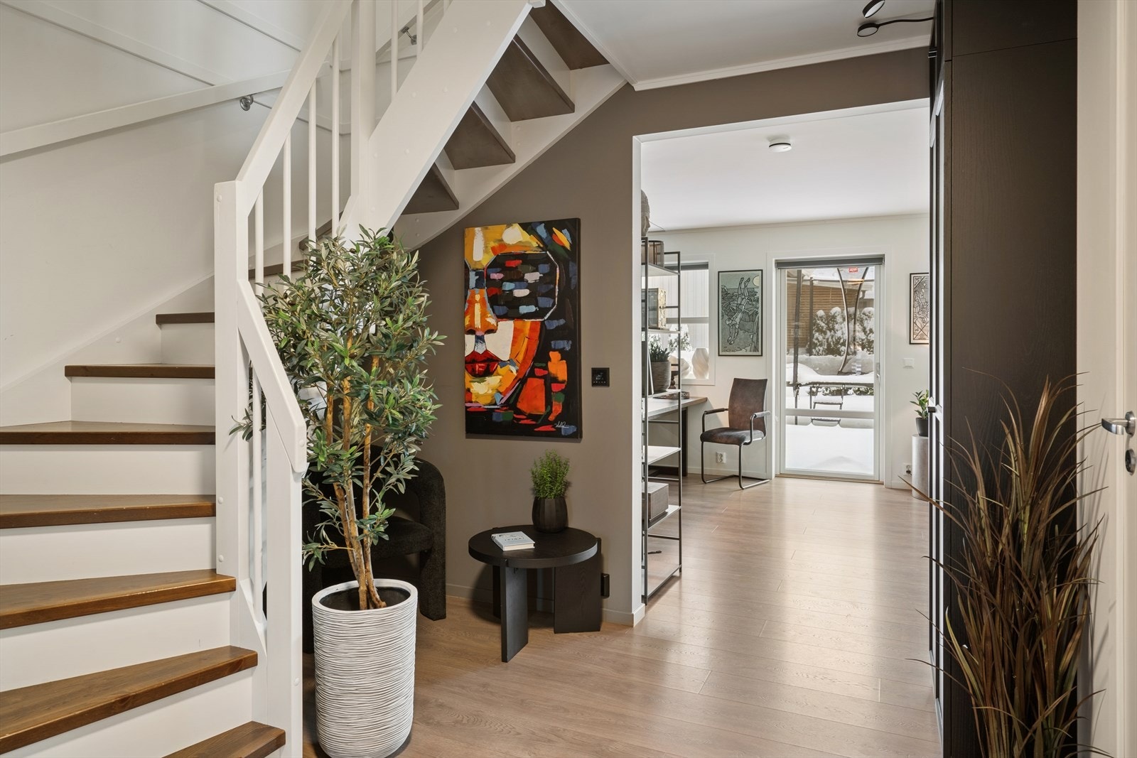 Boligen har en praktisk planløsning over to plan, med alt du trenger i første etasje. Galleribilde