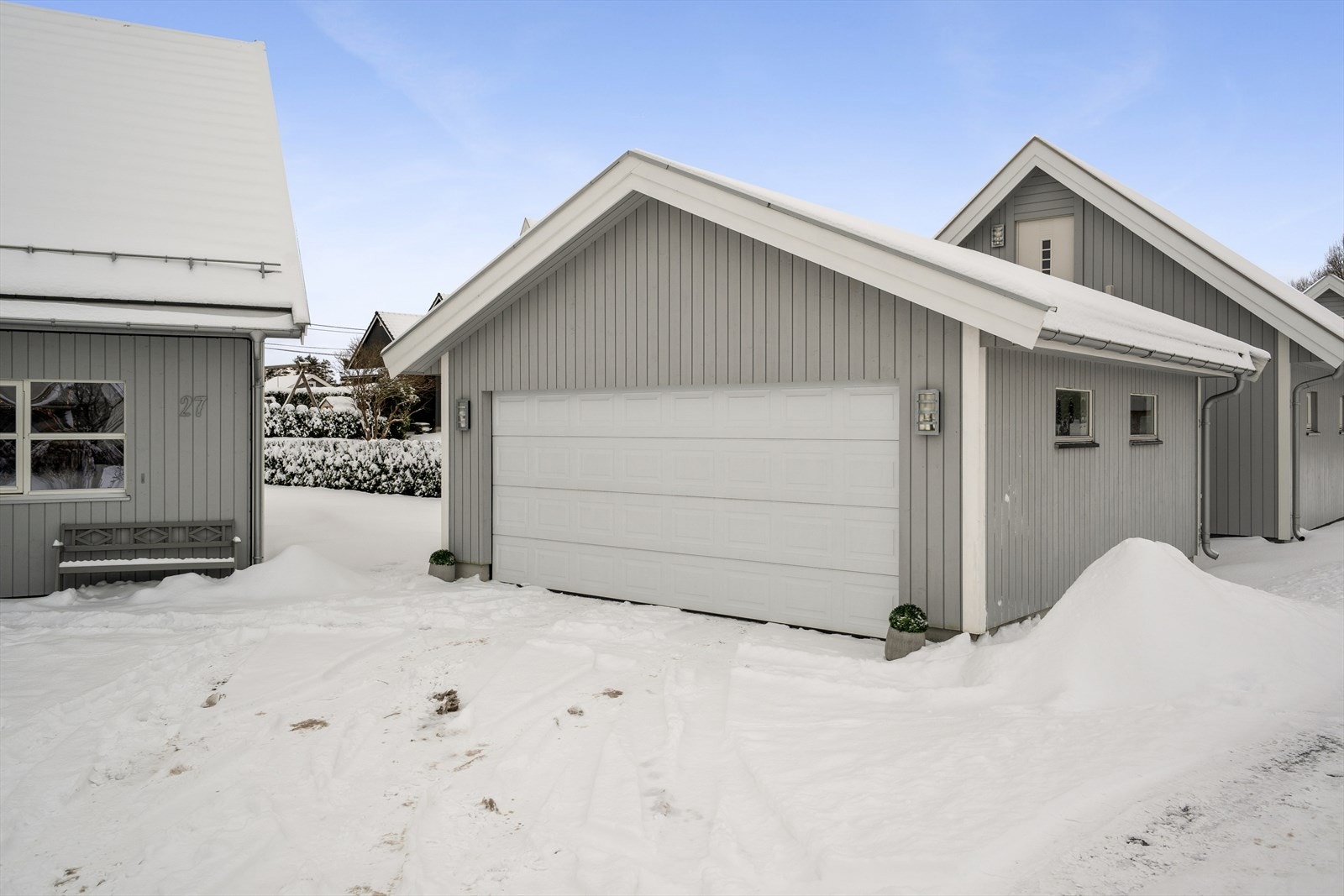 Dobbel garasje på 33 kvm med el-billader, på egen tomt. Galleribilde