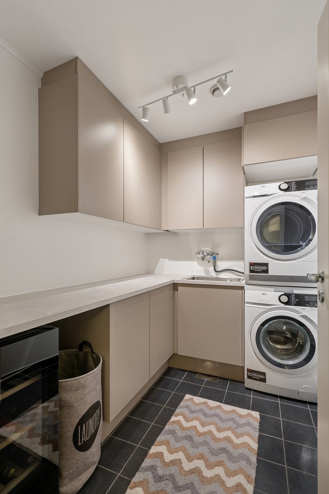 Innenfor badet har du eget vaskerom med praktisk innredning. Galleribilde