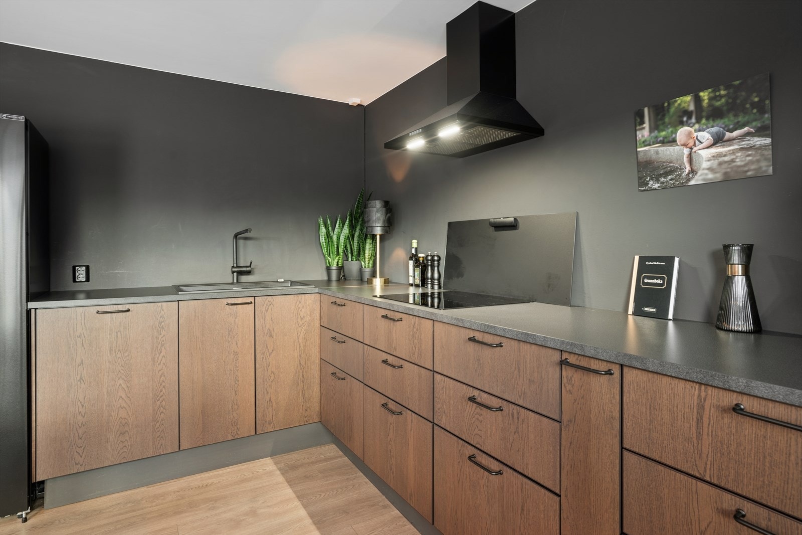 Kjøkkenet er utstyrt med integrert stekeovn, induksjonstopp, mikrobølgeovn og oppvaskmaskin. Galleribilde