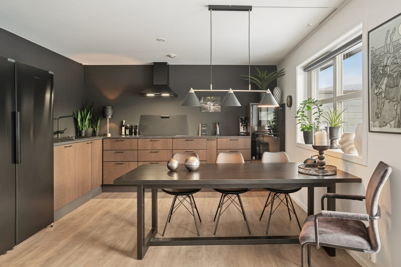 Stilsikkert kjøkken som ble oppgradert i 2023 med nye hvitevarer. Galleribilde