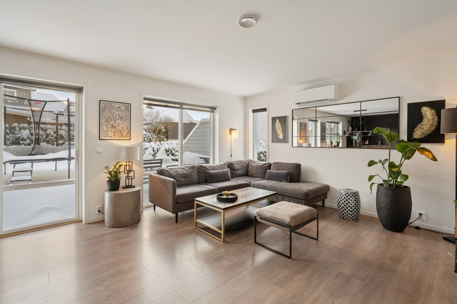 Boligen har et moderne uttrykk og en familievennlig planløsning. Galleribilde