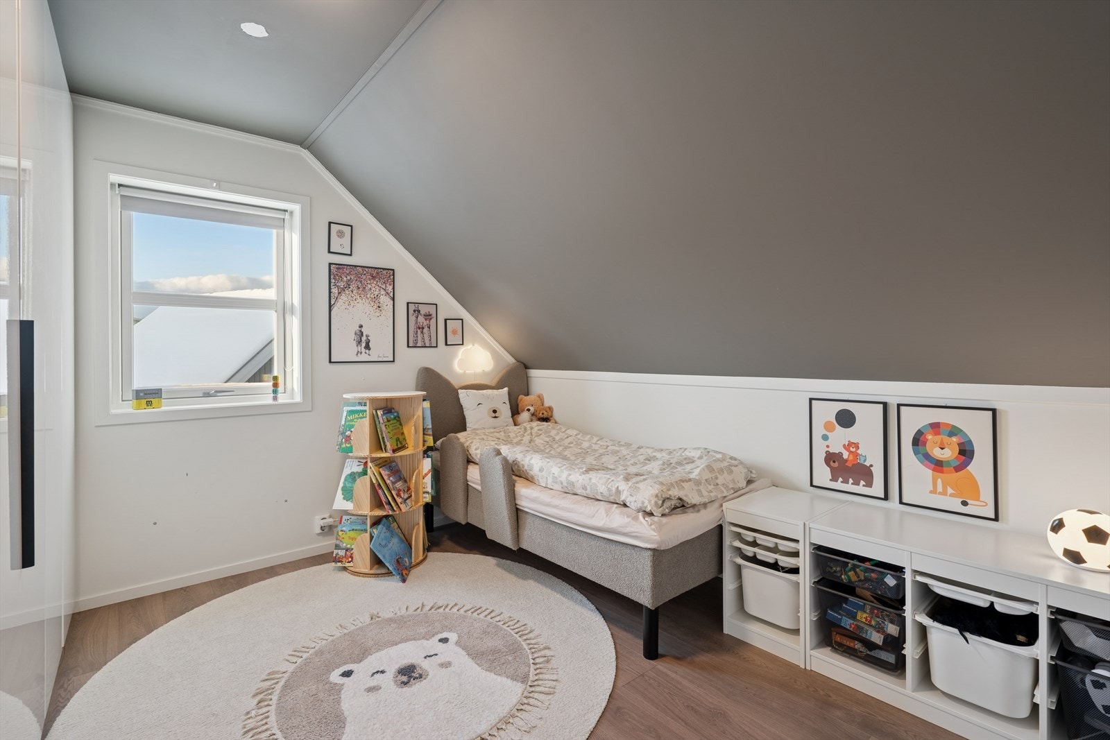 Soverommene har plass til seng, tilpasset garderobeløsning og andre småmøbler. Galleribilde