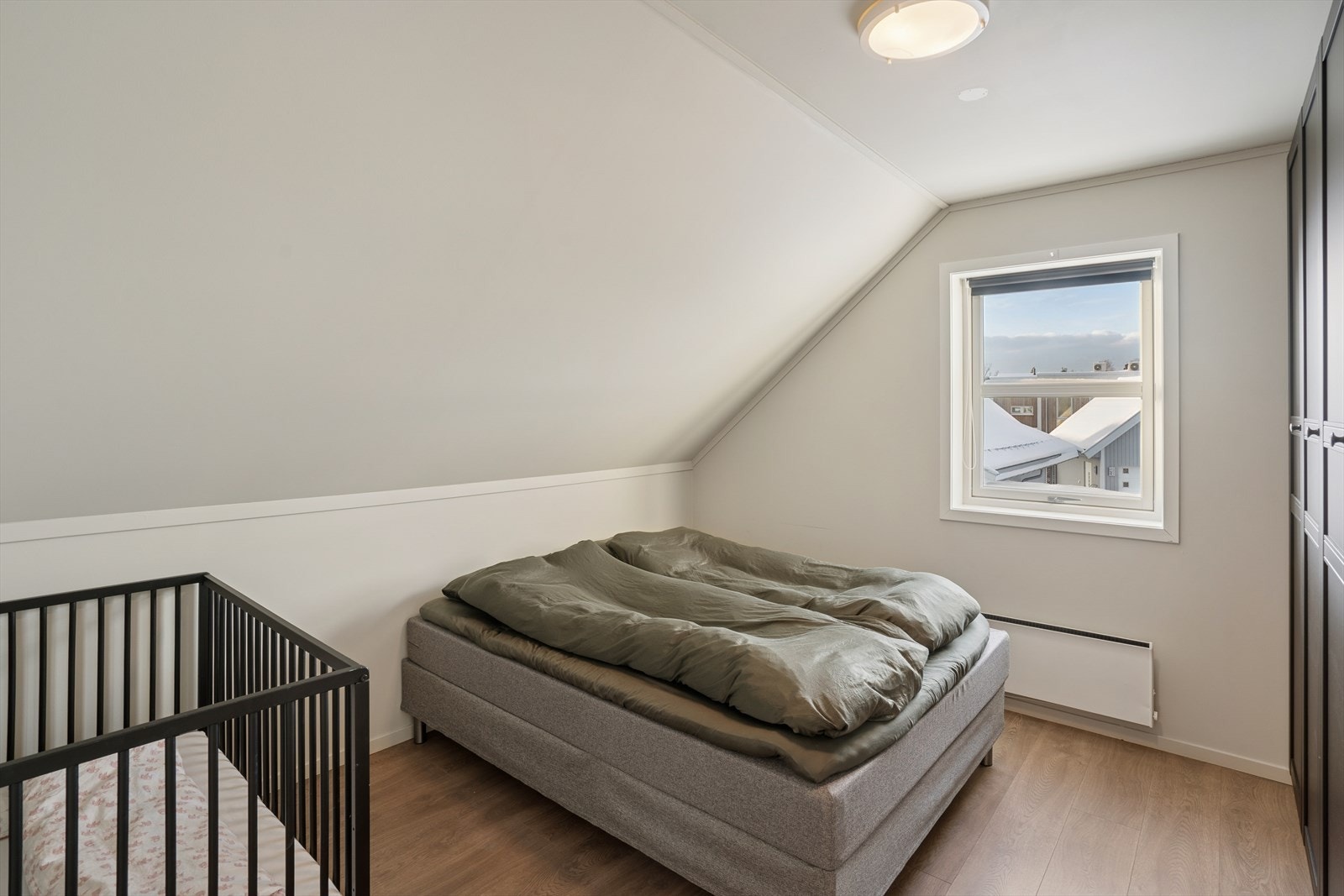 Boligen har totalt tre gode soverom, hvor to av dem ligger på loftsplanet. Galleribilde