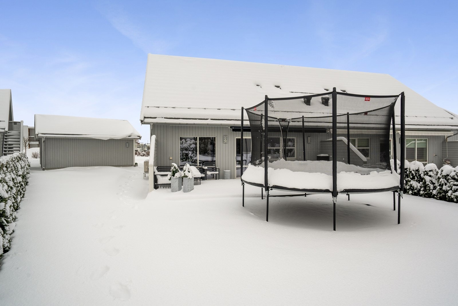 Direkte adkomst til boltremuligheter i hagen, opparbeidet med plenarealer og hekk rundt. Galleribilde