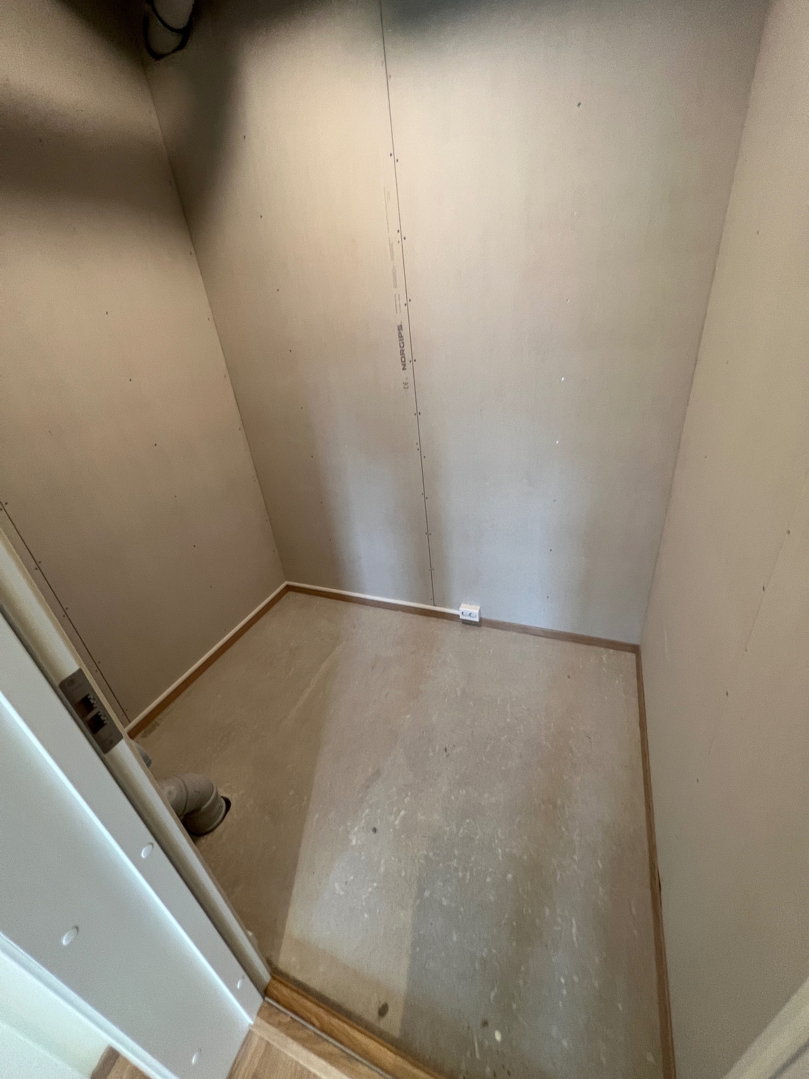 Innvendig bod, det er lagt parkett og malt så det eventuelt kan brukes som kontor Galleribilde