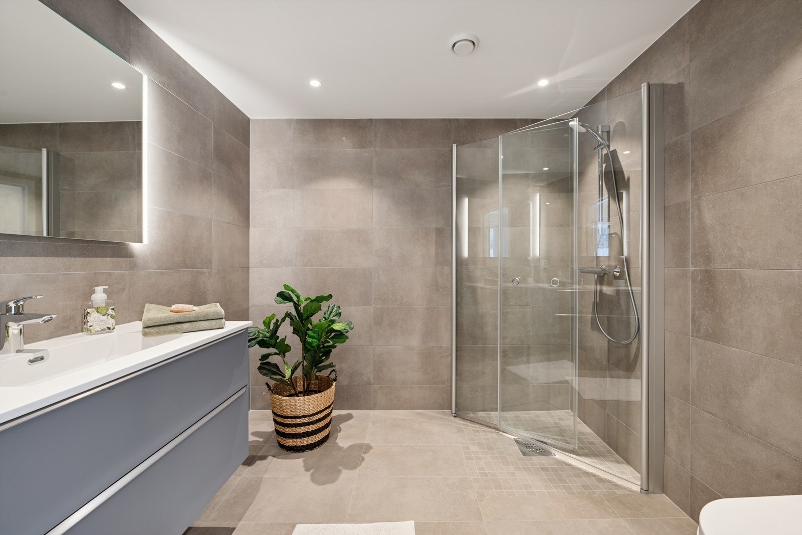 Rommet har innredning med nedfelt servant, veggmontert toalett og
dusjvegger/hjørne. Galleribilde