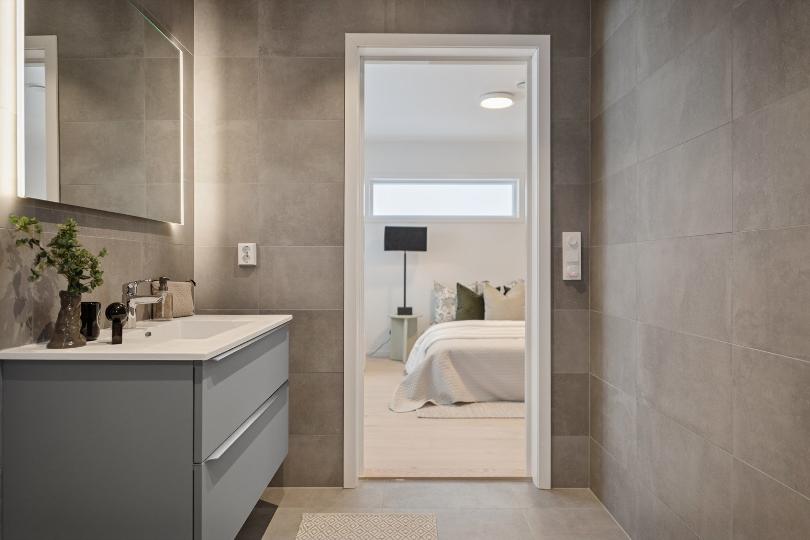 Direkte tilgang fra badet til soverommet gir praktisk bruk av rommene. Galleribilde