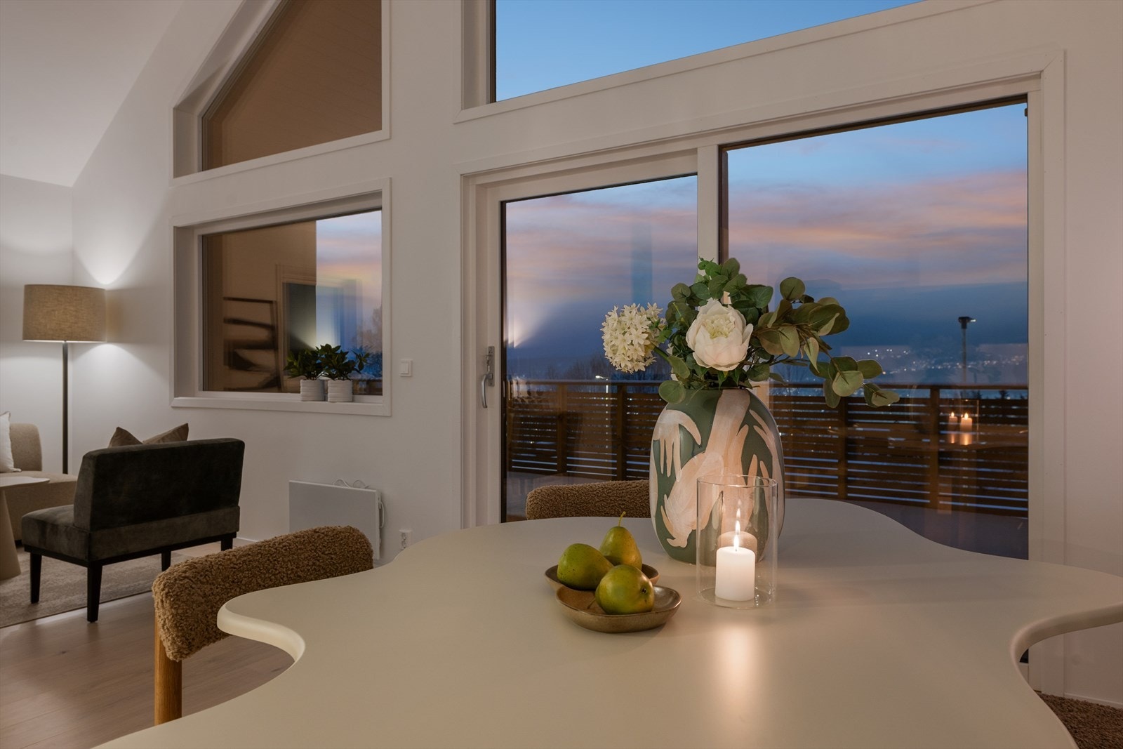 Fra stuen får du en flott utsikt mot omgivelsene. Galleribilde