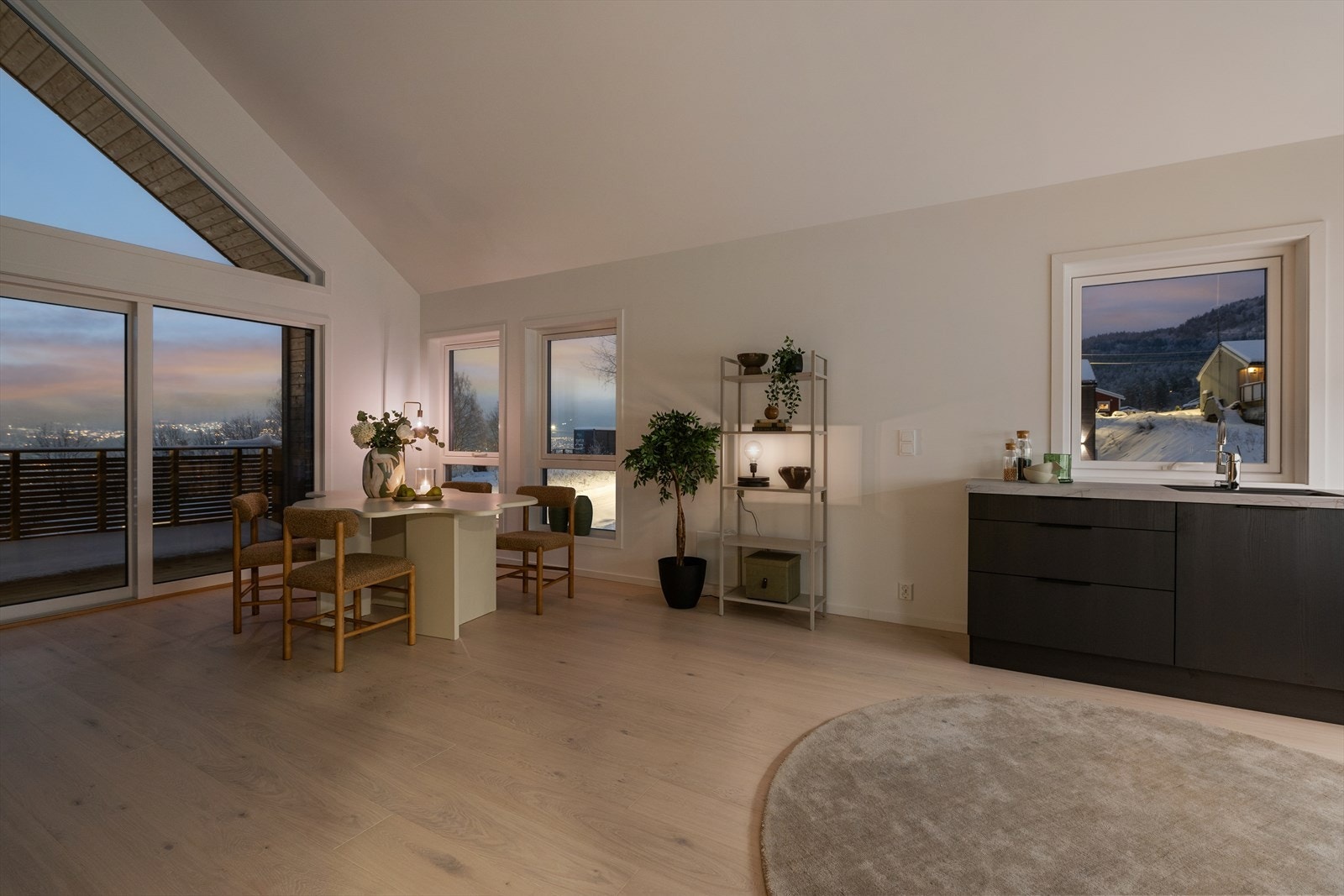 Boligen har en åpen løsning mellom stue og kjøkken, noe som gir god plass til en komfortabel sofagruppe og spisebord. Galleribilde