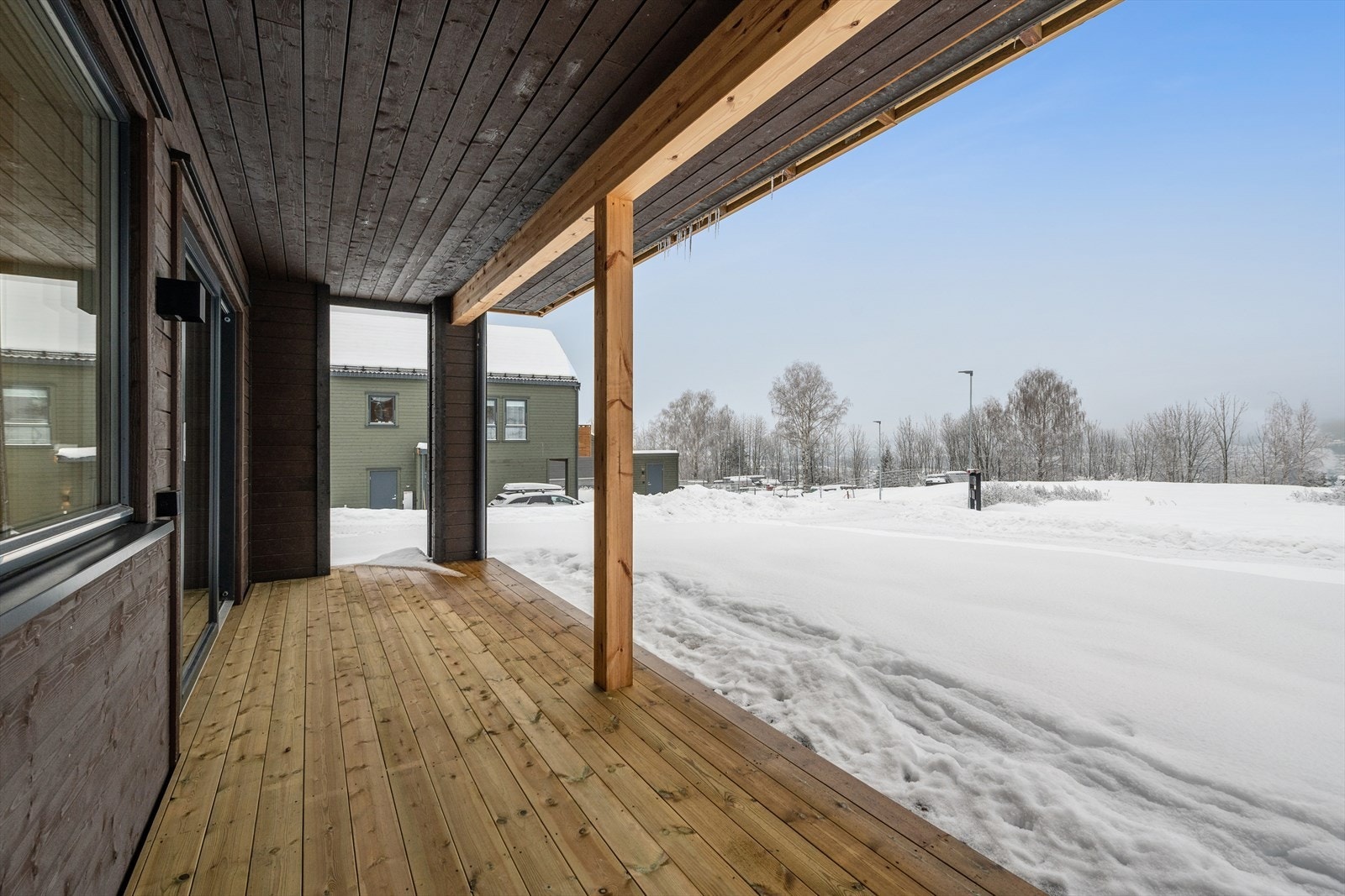 Den overbygde terrassen har god plass til hagemøbler. Galleribilde