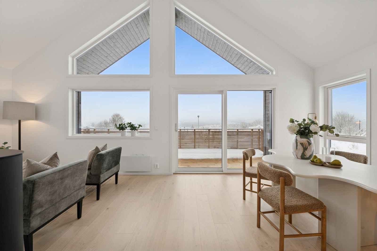 Fra stuen er det direkte adkomst til en balkong, en naturlig forlengelse av stuen på fine sommerdager, perfekt for å nyte solen. Galleribilde