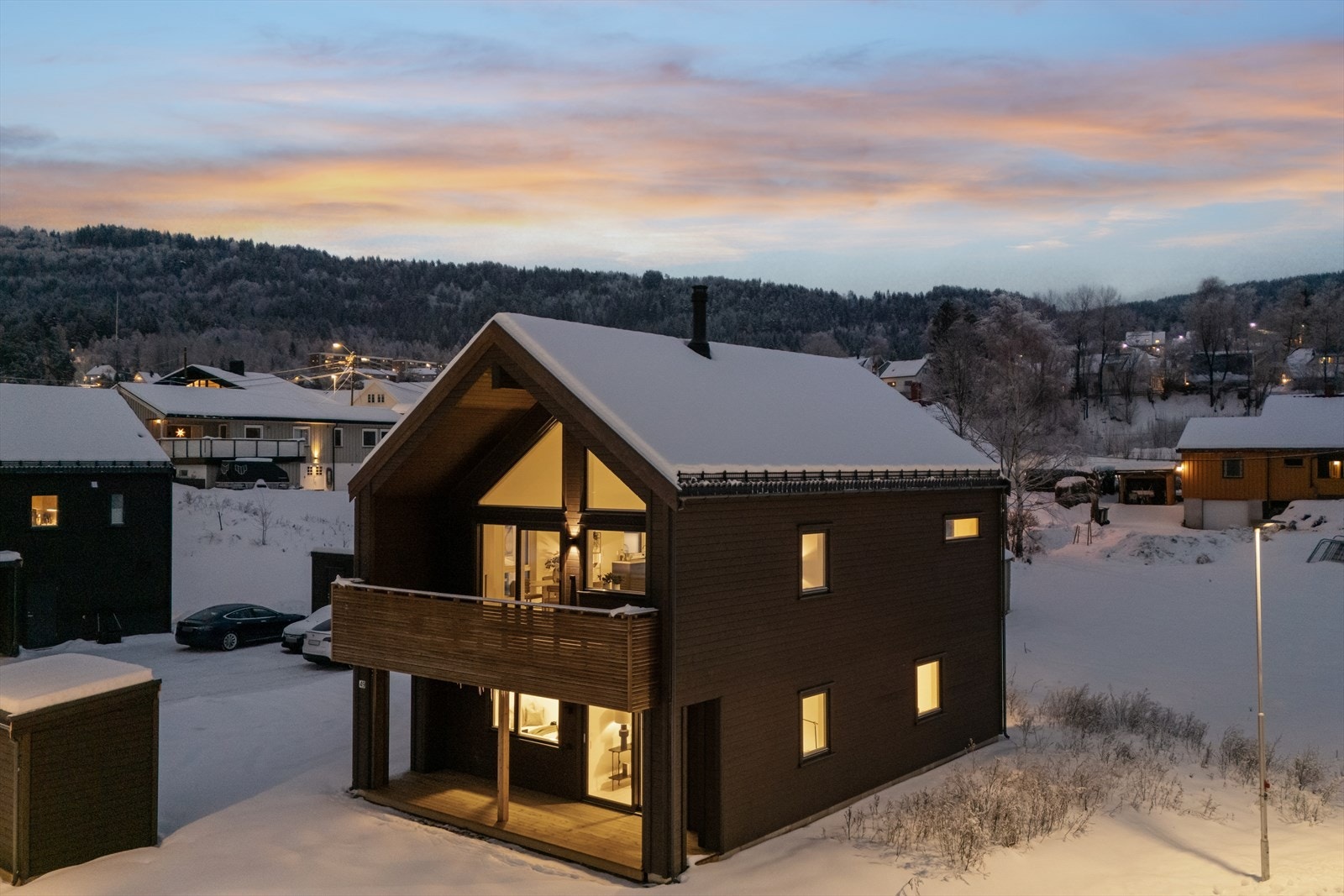 Velkommen til Midtåsveien 49 presentert av Kari-Anne Haugan og Nina Klæbo Rustad for DNB Eiendom. Galleribilde