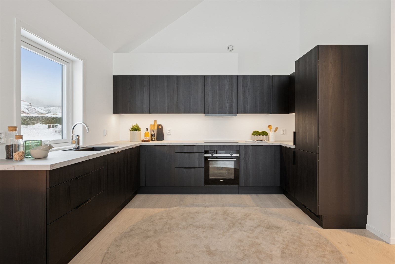 Vinduet på kjøkkenet gir godt med lysinnslipp. Galleribilde