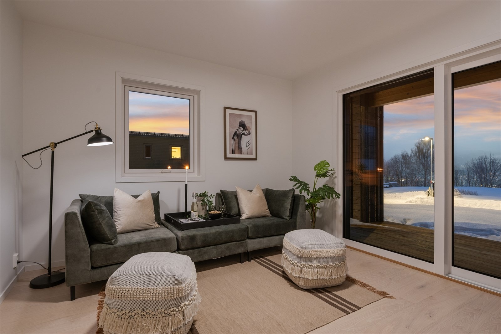 Skyvebalkongdør i malt tre gir enkel tilgang til terrasseområde. Store vindusflater slipper inn naturlig lys og gir utsyn. Galleribilde