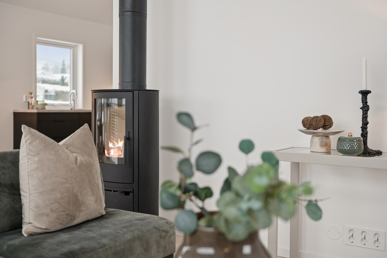 Vedovn i stuen gir effektiv oppvarming og skaper en varm atmosfære. Galleribilde