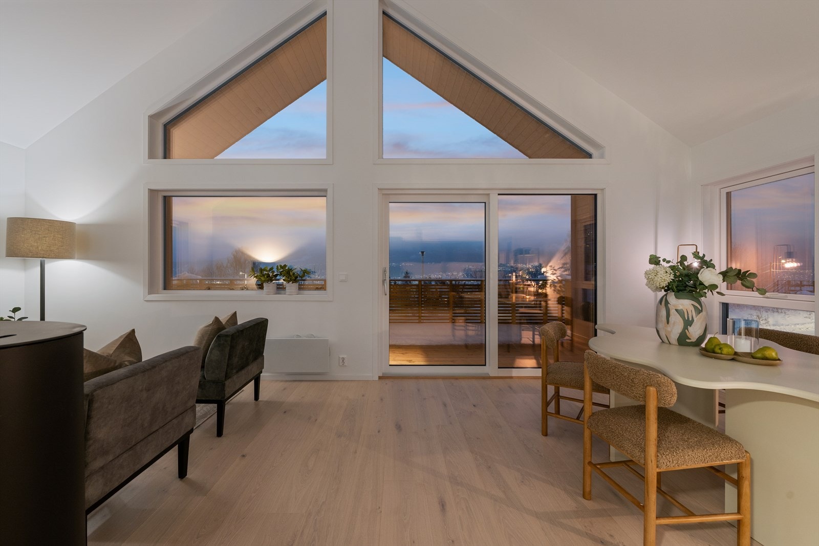 Rommet har god takhøyde og store vindusflater, noe som gir rommet et lyst og luftig preg. Galleribilde