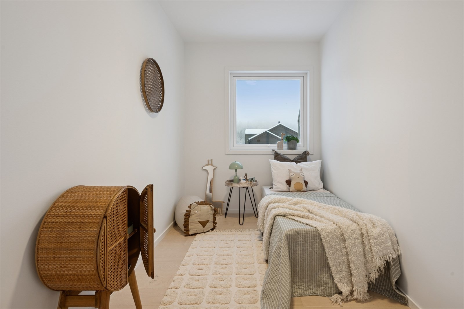 Rommet har god plass til seng og tilhørende møbler. Galleribilde