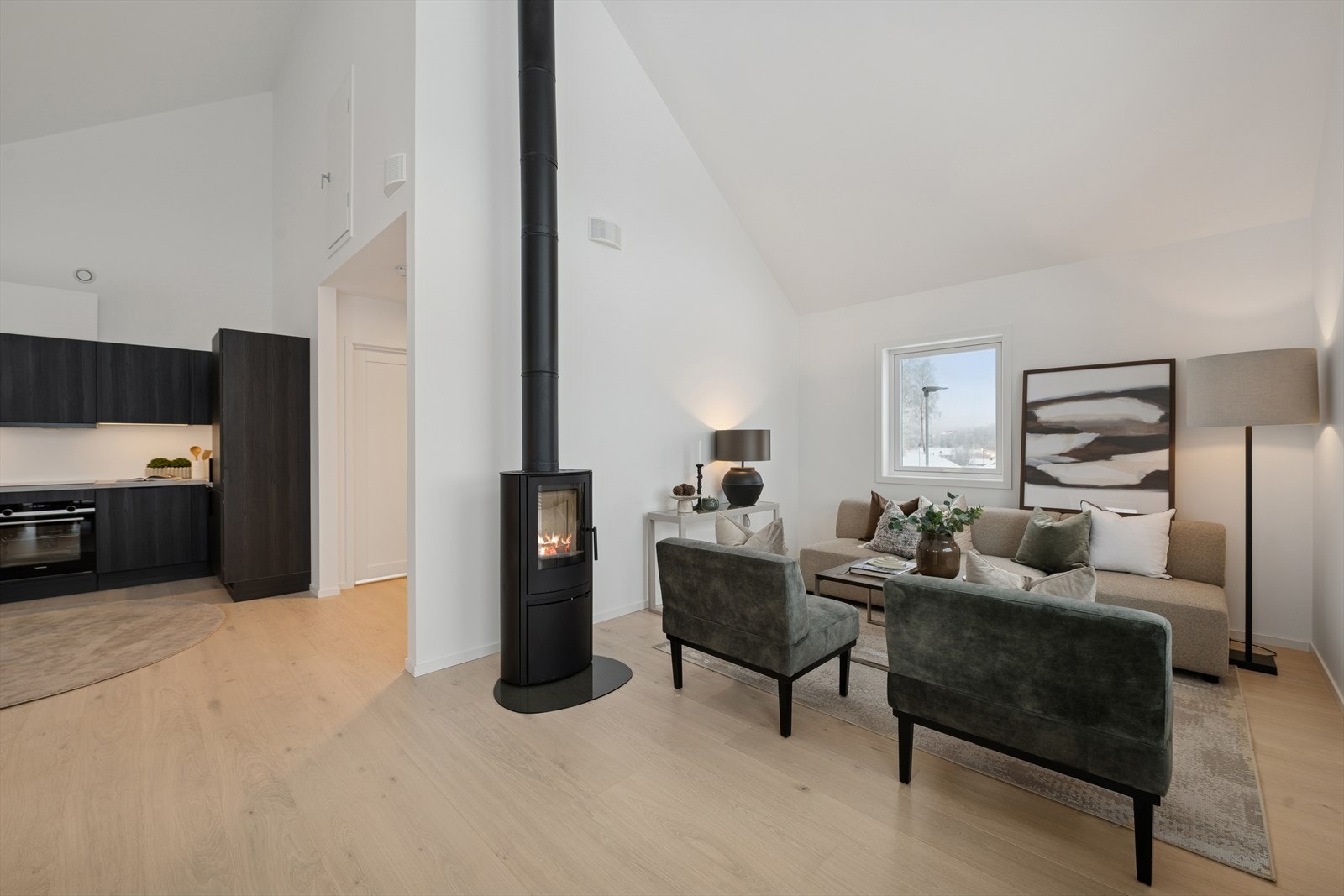 Sofagruppen har en lun plassering i stuen. Galleribilde