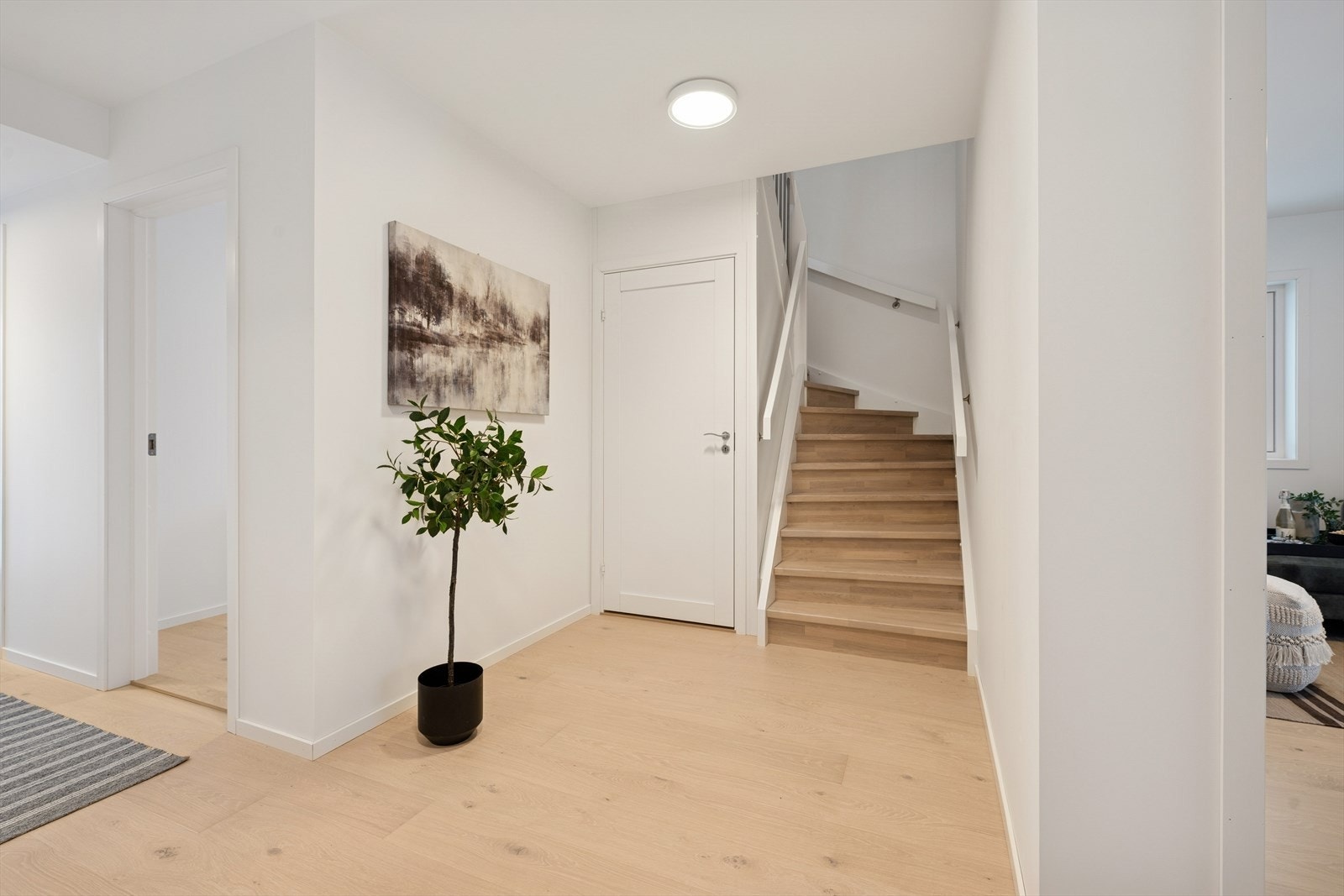 Fra entré og gang i første etasje er det trappeadkomst til boligens andre etasje, hvor du finner stue, kjøkken, bad og et soverom. Galleribilde