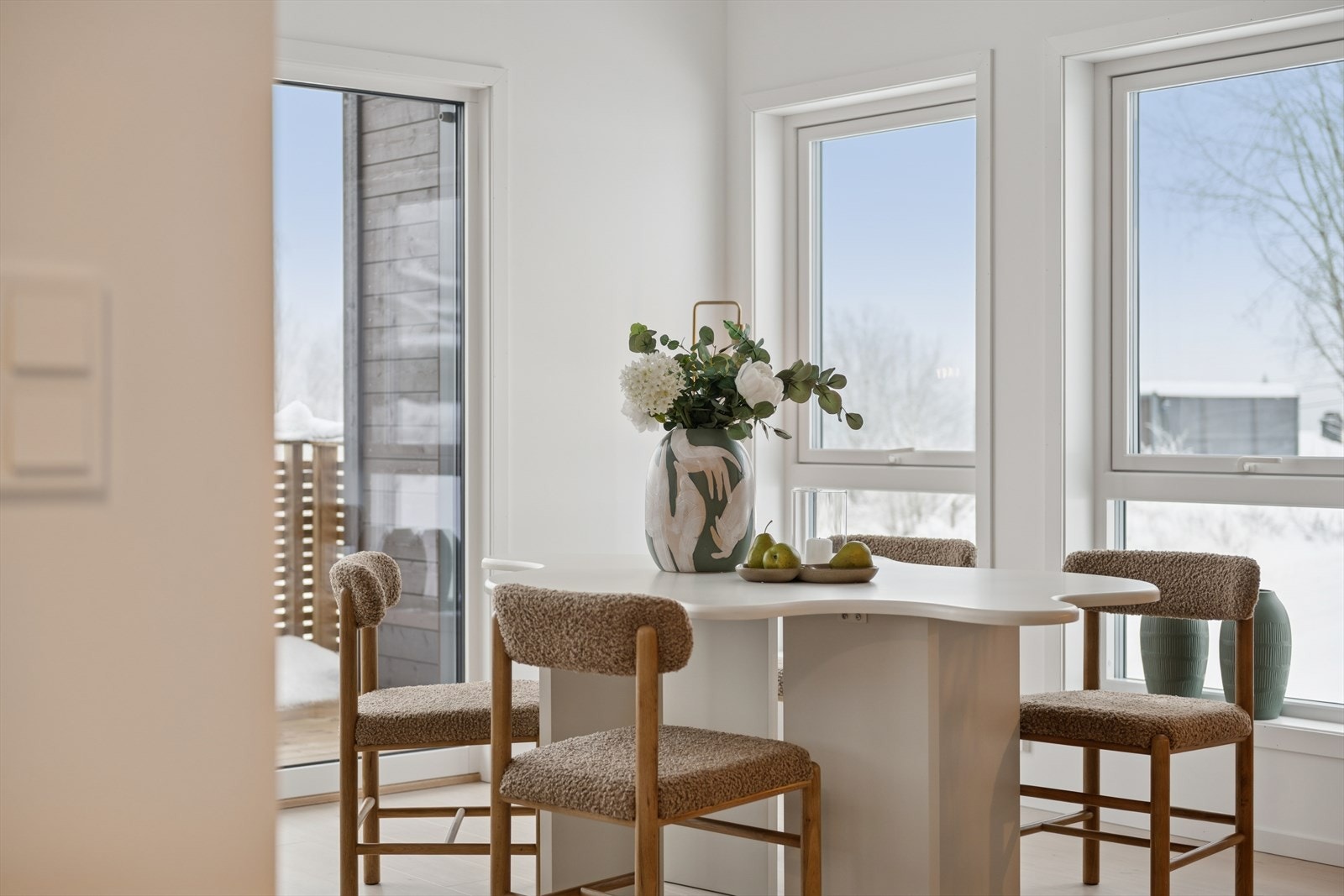 Spiseplassen er lys og luftig, med store vinduer som gir utsyn til terrassen. Galleribilde