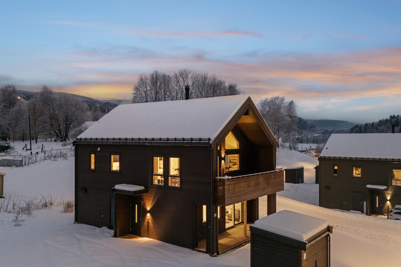 Eiendommen ligger i et nyetablert og rolig boligområde i Mjøndalen, med nærhet til skole, barnehage, dagligvare og sentrum. Galleribilde