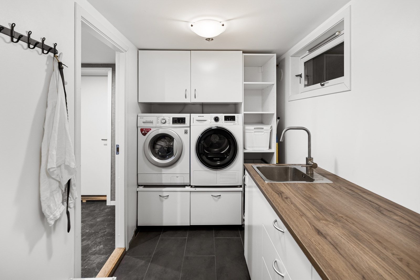 Eget vaskerom i u.etg med praktisk oppbevaringsløsning Galleribilde