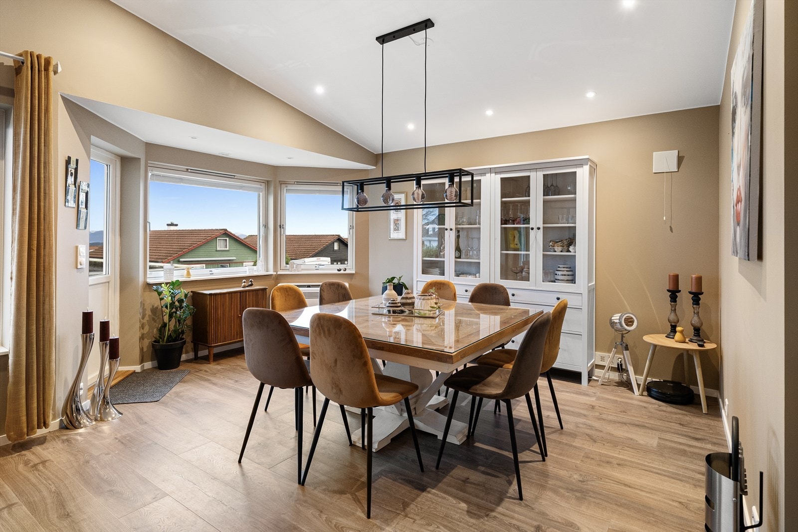 Godt lysinntak fra store vindusflater Galleribilde