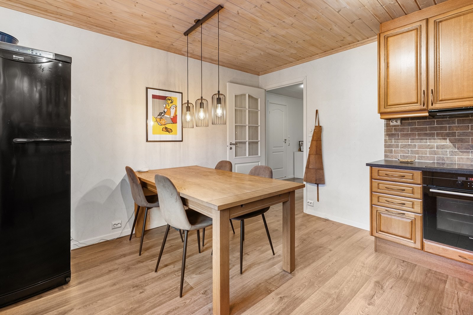 God spiseplass på kjøkkenet og utgang til hagen Galleribilde