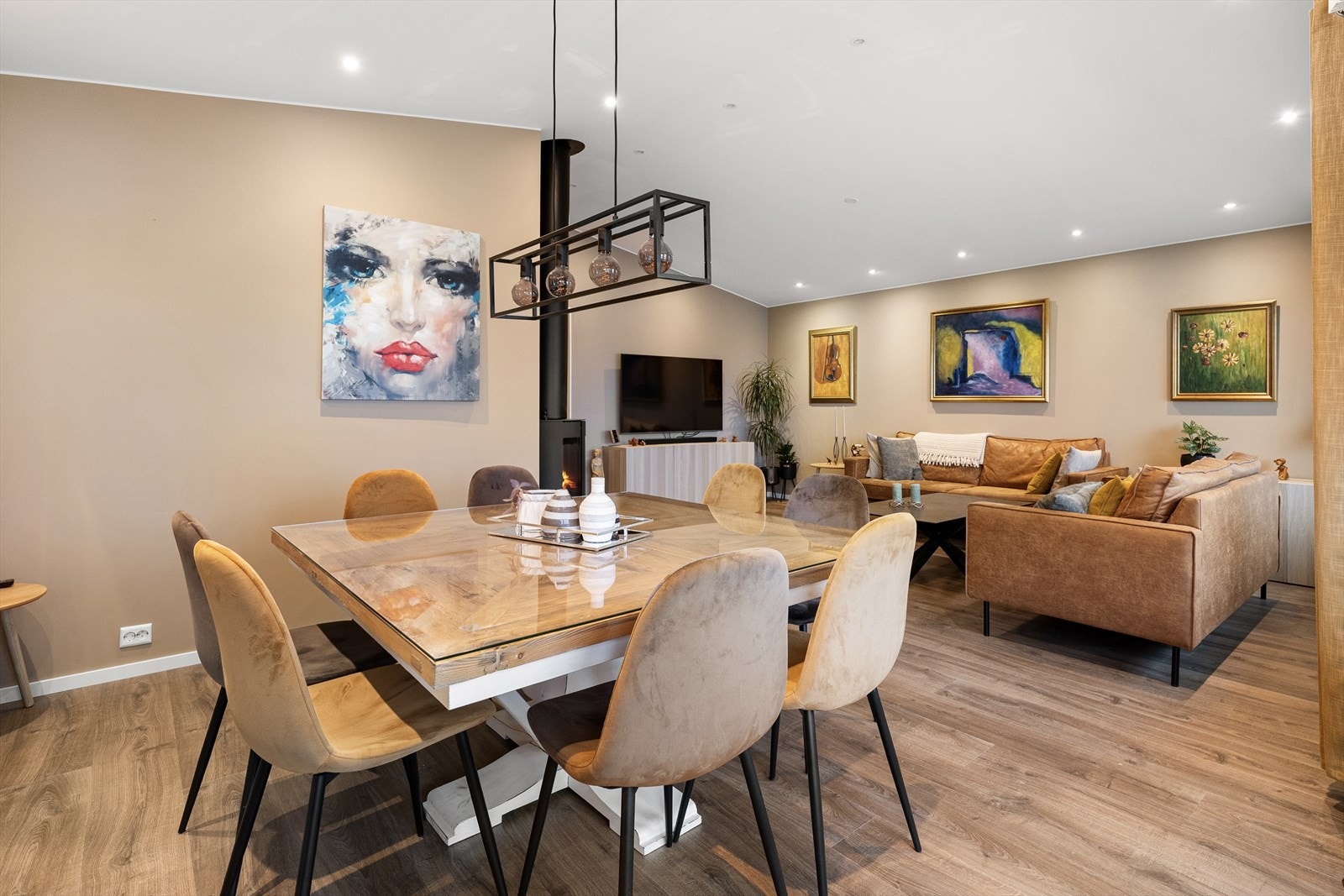 Oppvarming via varmepumpe og vedovn Galleribilde