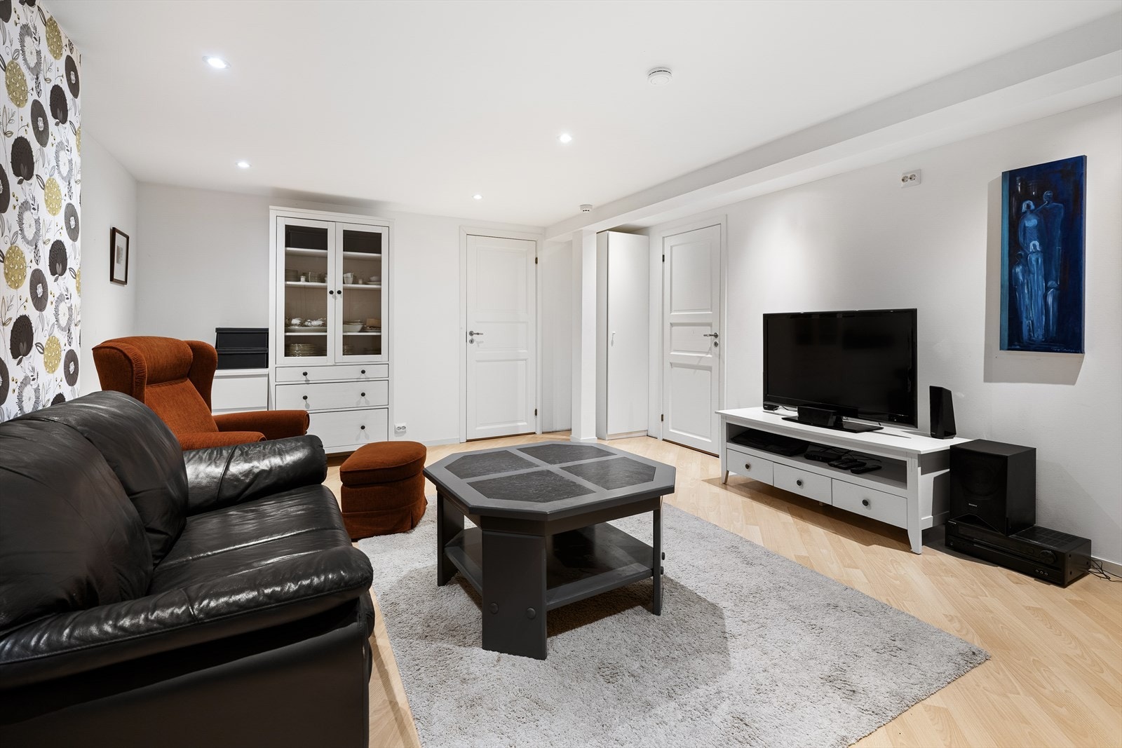 U.etg er innredet med stue og 2 soverom (rommene er ikke godkjent for varig opphold) Galleribilde