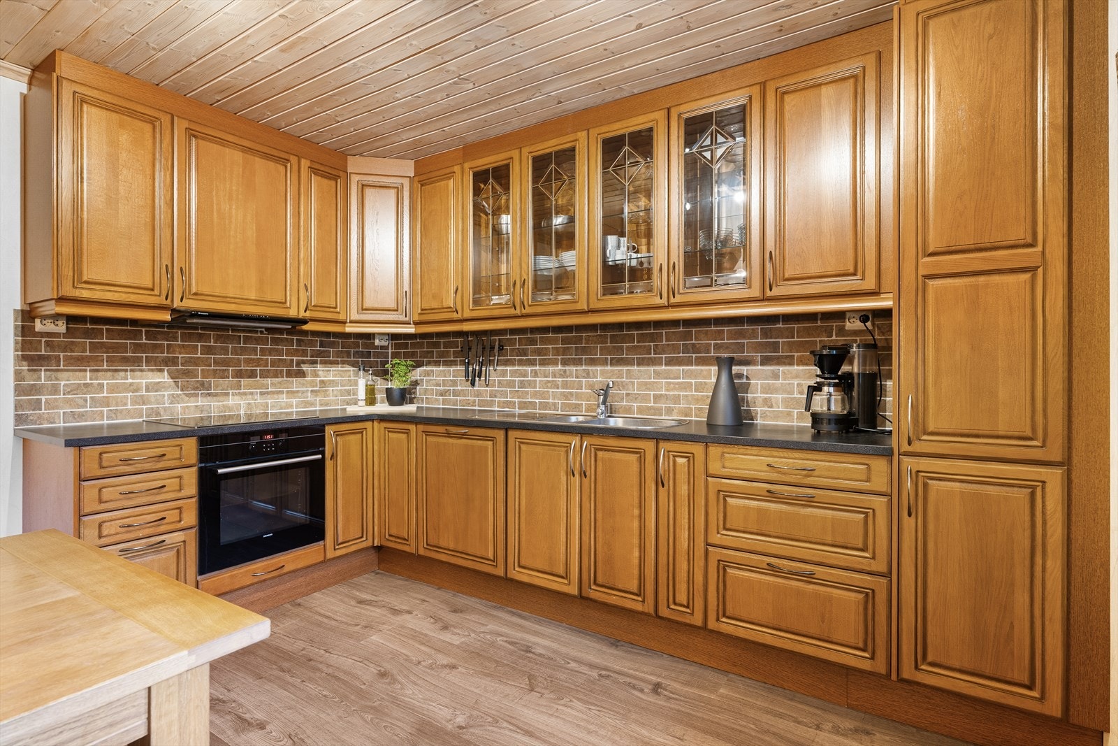 Romslig kjøkken i eget rom med rikelig skap- og benkeplass Galleribilde