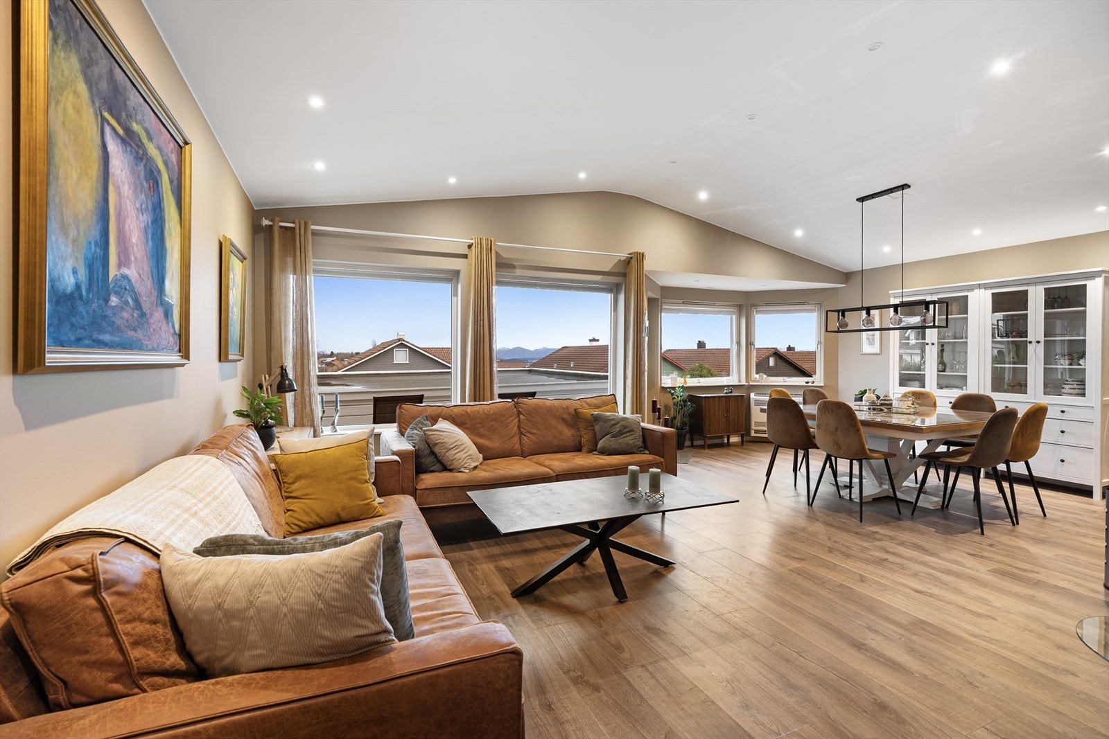 Stor, lys stue i 1.etg med flott utsikt Galleribilde