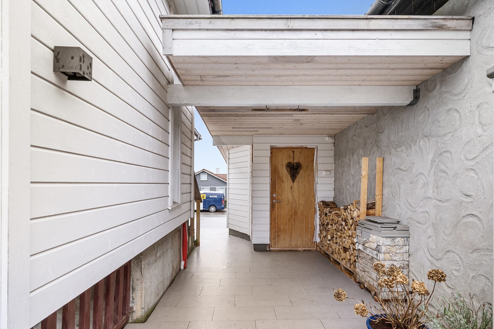 Overbygg med dør til den utvendige boden Galleribilde