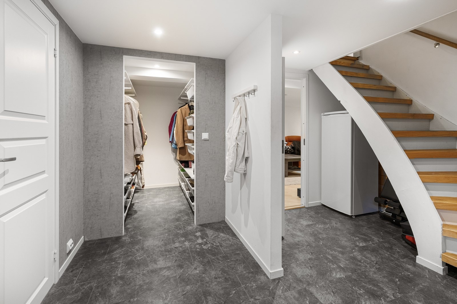 Gang / romslig entré i u.etg med praktisk garderoberom Galleribilde