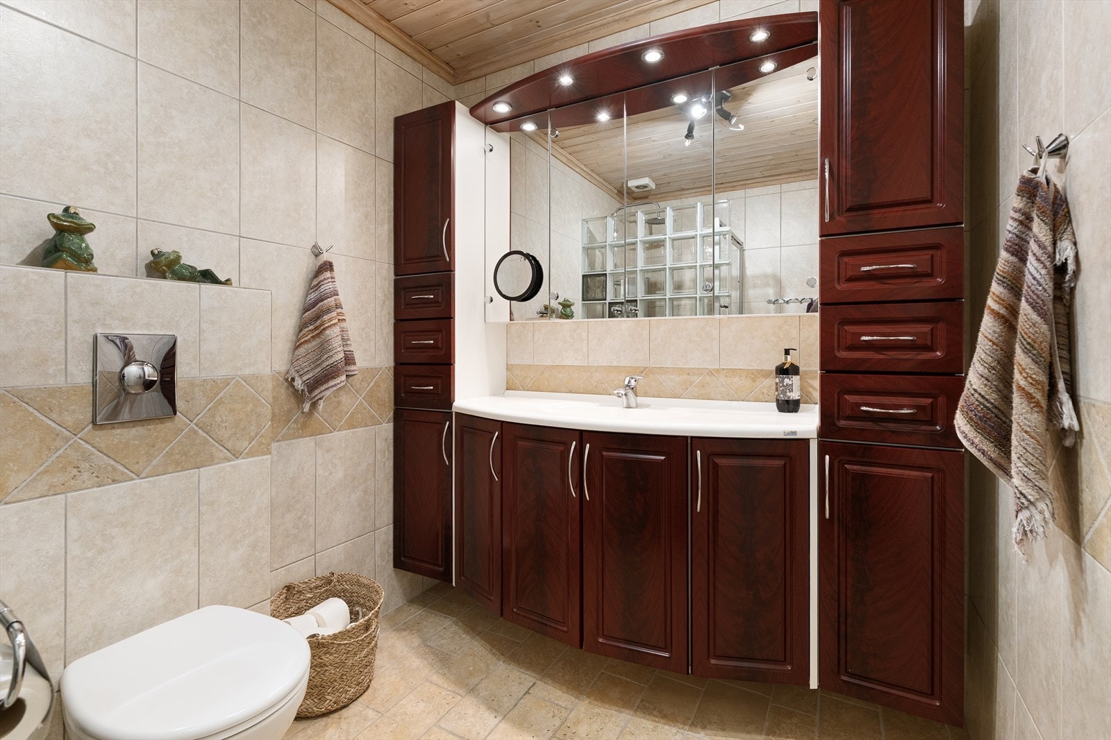 Pent, helfliset bad i 1.etg Galleribilde