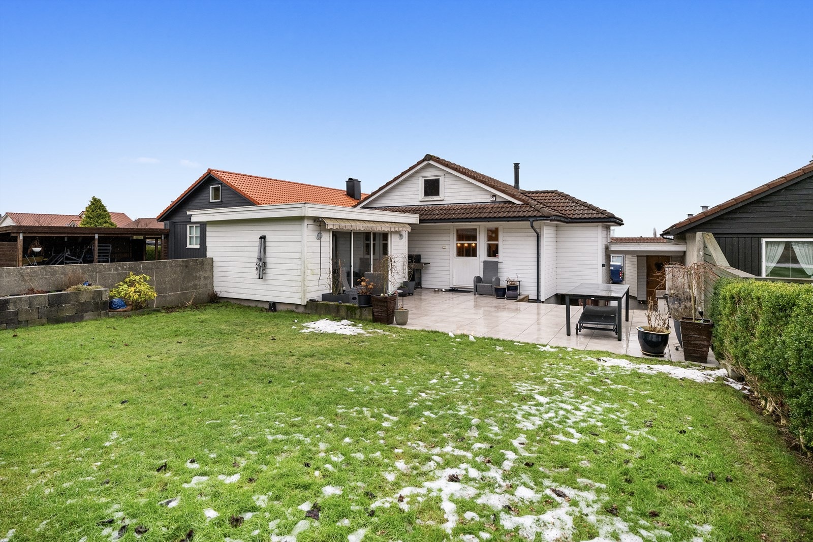 På husets sørside finner vi en solrik, planert hage Galleribilde