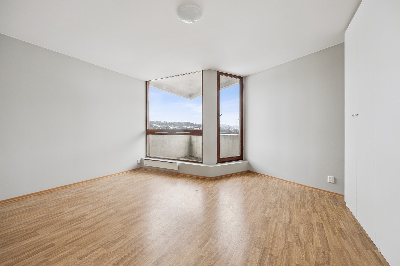 Stort soverom med garderobeskap og utgang til balkong Galleribilde